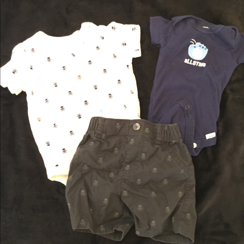 Newborn set 2 short sleeve onesies with shorts